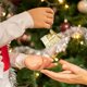 thumbnail image 4 of Colgante De Tren Navideño Juego Navideño De Plástico Árbol De Navidad Decoración Navideña Pintada Con Forma Especial En Rojo, 4 of 6