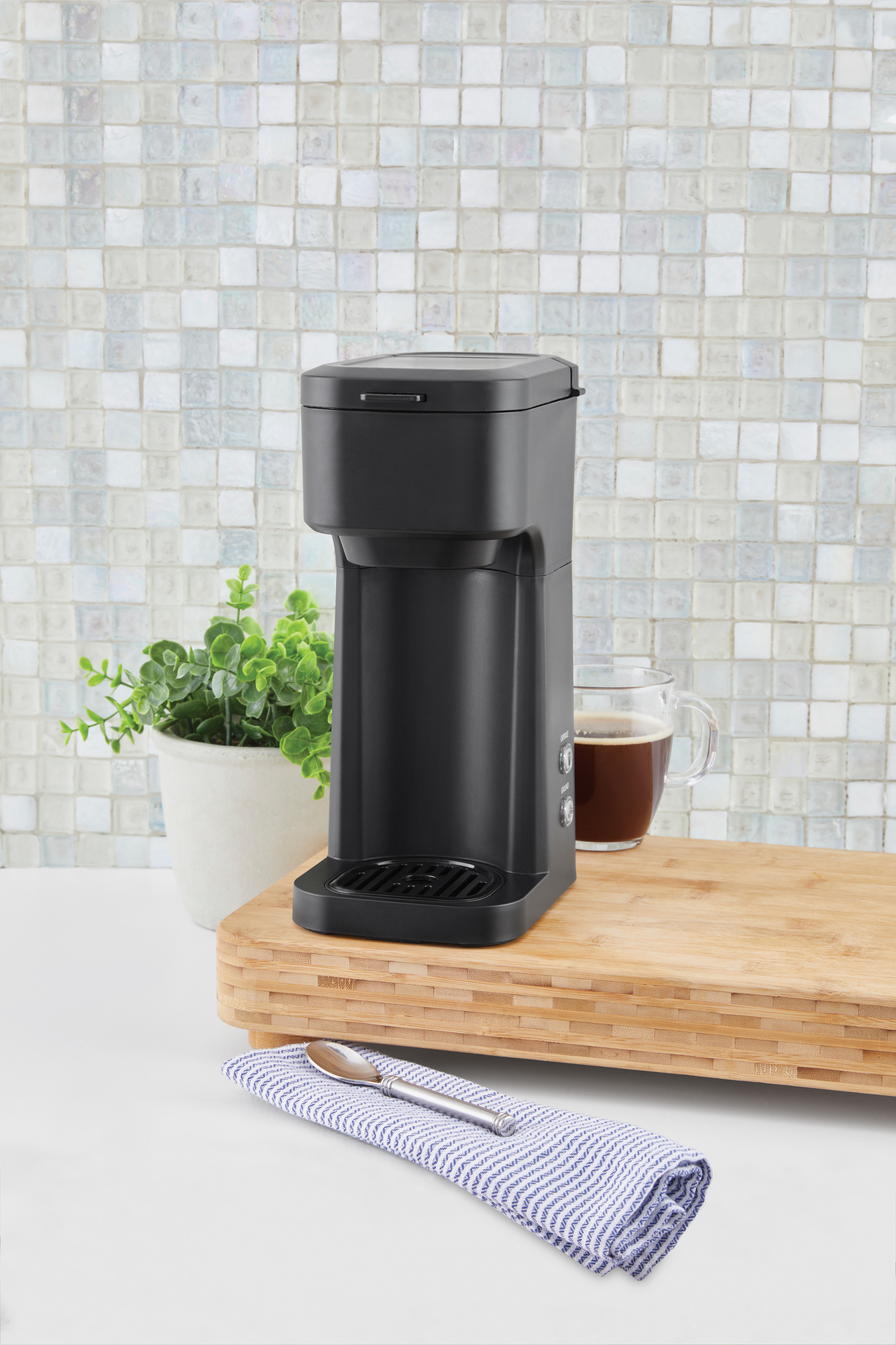 Cafetera Mainstays Black Matte de preparación dual, una taza, apagado automático, depósito de 14 oz 2