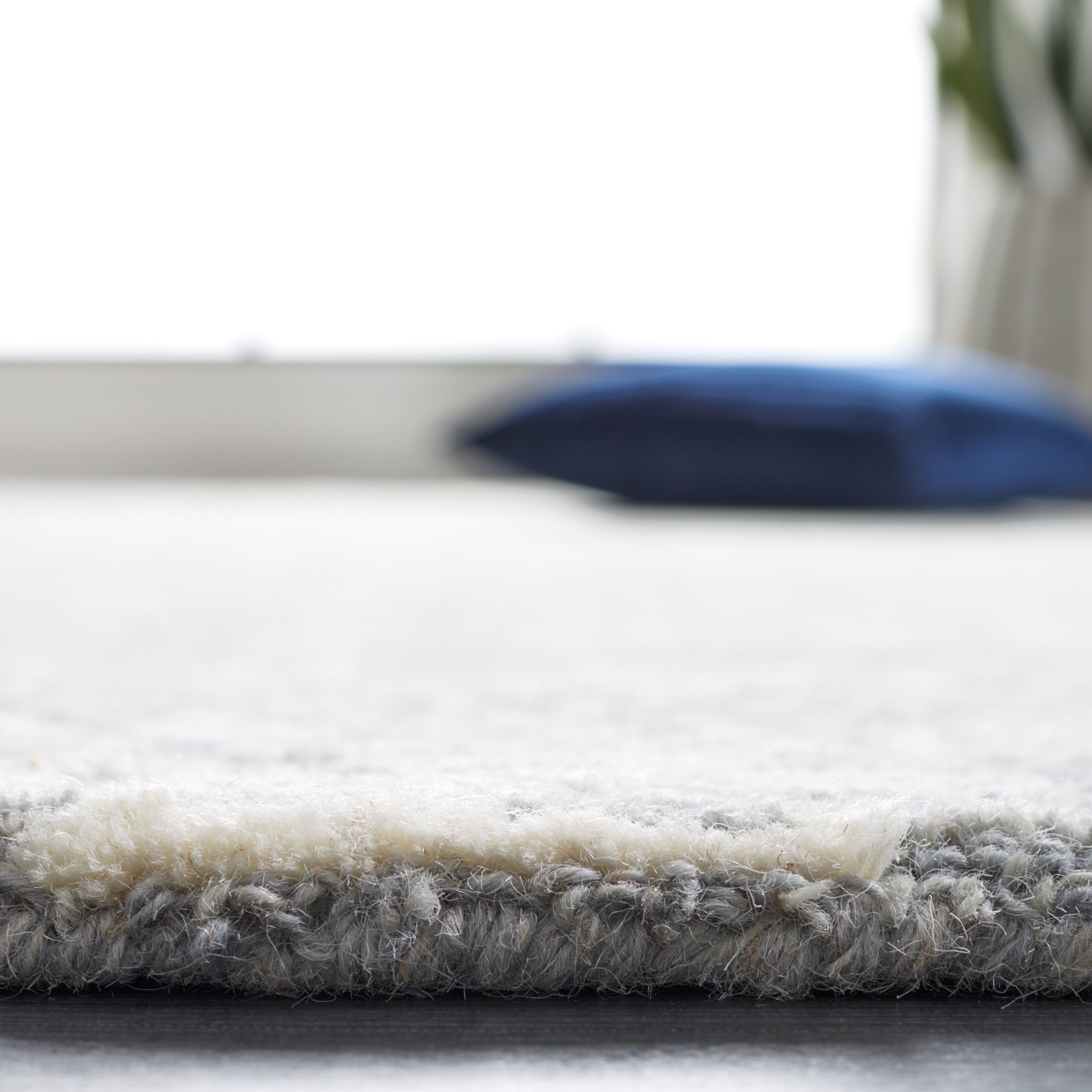 SAFAVIEH Abstract Henry Chevron Wool Area Rug, Light Blue/Ivory, 6' x 6' Round