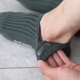 thumbnail image 4 of Paquete de 8 calcetines invisibles de algodón antideslizantes con cojín informal para hombre con silicona, calcetines cómodos, 4 of 5