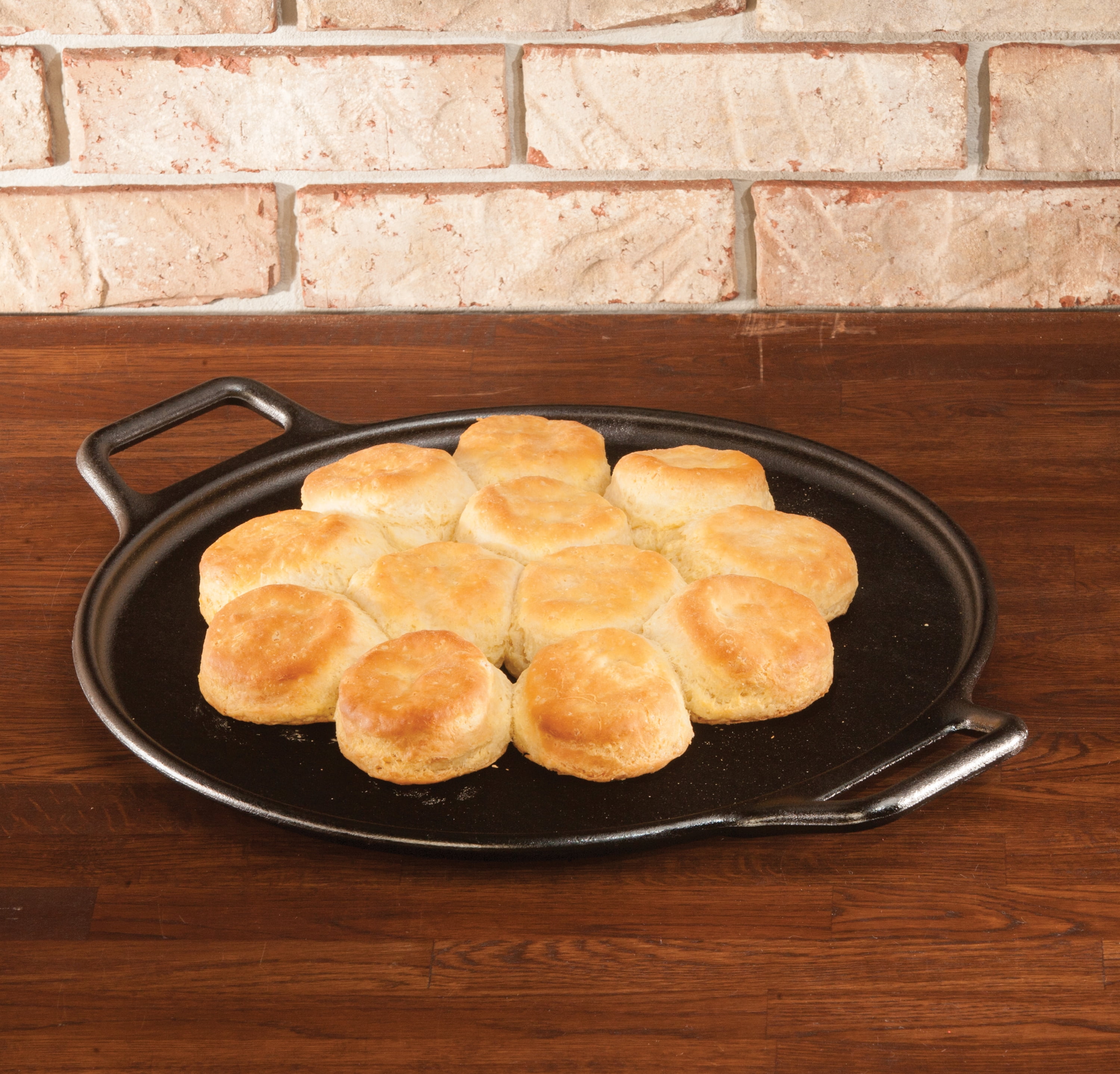  Lodge 13-1/4 Inch Cast Iron Pre-Seasoned Skillet – Signature  Teardrop Handle - Use in the Oven, on the Stove, on the Grill, or Over a  Campfire, Black: Lodge Cast Iron: Home