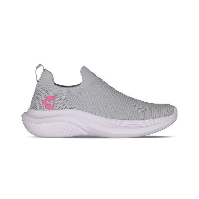 tenis charly mujer slip on comodo flexible textil gris 22 — Lateral derecho de tenis slip-on gris de tejido textil acanalado, suela blanca curvada y elevada, logo Charly fucsia en talón y etiqueta superior, sin cordones y con tirador posterior; a menudo usado como calzado cómodo para caminatas cortas.