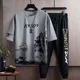 thumbnail image 4 of Conjuntos de pantalones de corte regular de primera calidad Pantalones deportivos Ropa para hombre Trajes deportivos con alfabeto Chándal gris Camiseta gráfica Sudadera para hombre Elegante, 4 of 5