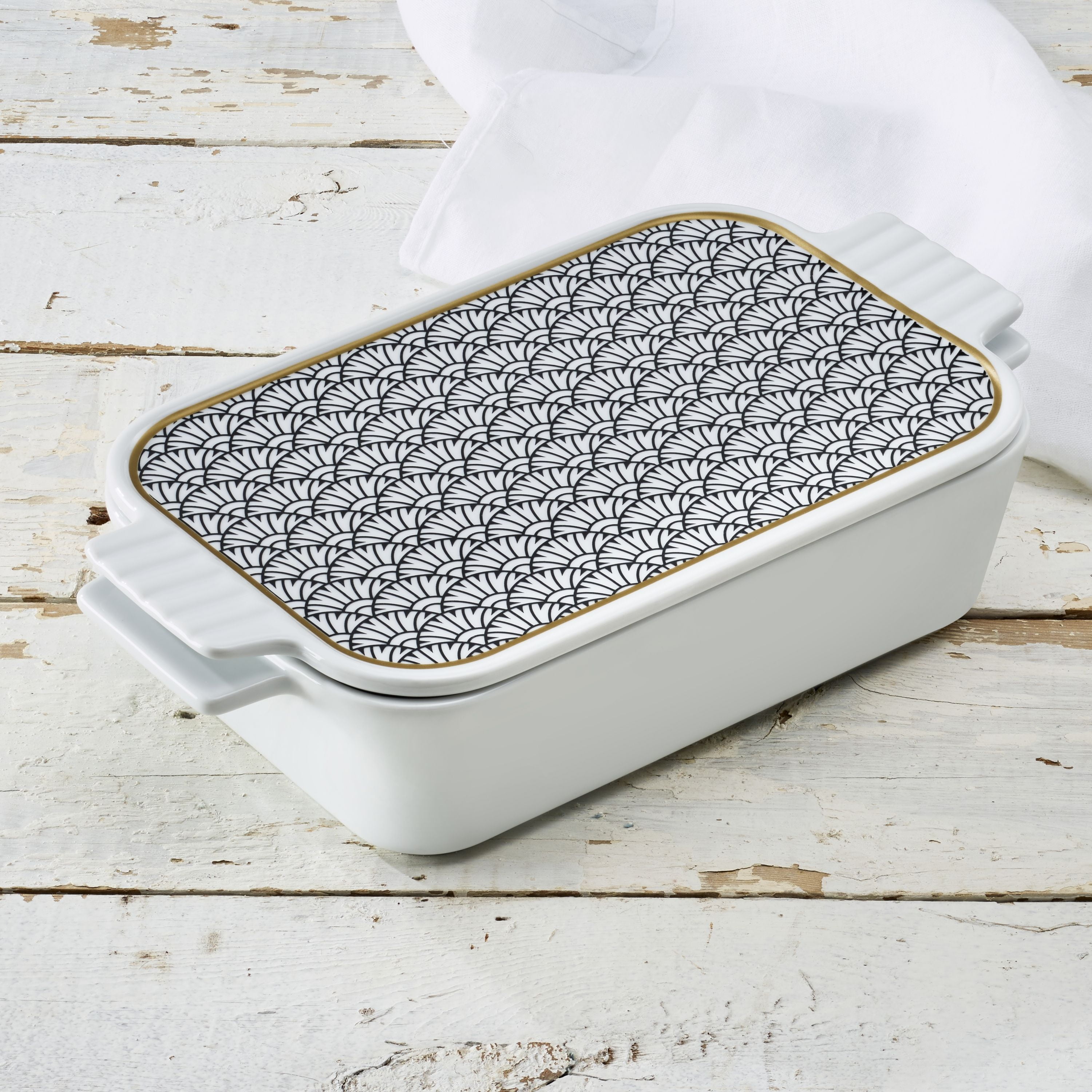 oblong casserole dish with lid