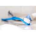 thumbnail image 2 of Cepillo de dientes con funda de viaje, cerdas medianas, 6 unidades, 2 of 3
