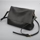 thumbnail image 2 of Bolso de hombro de cuero negro de alta calidad, nuevo, con almacenamiento en múltiples capas, diseño informal cruzado, sencillo, de moda, de piel de vaca suave, cuadrado, 2 of 5
