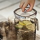 thumbnail image 4 of Jarra fría para tetera con tapa - Recipiente de plástico transparente de 2L para té helado, limonada y agua infusionada - aptable para lavavajillas, boca ancha, almacenamiento en la nevera, 4 of 7