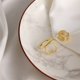 thumbnail image 3 of Juego de 2 anillos grandes y redondos irregulares para mujer, dorados, 3 of 3