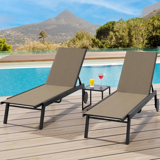 Ensemble de 3 Chaises Longues de Patio Ajustables avec Dossier et Roues – Chaises Longues d'Extérieur pour le Bord de la Piscine avec Table d'Appoint – Mobilier de Patio Inclinable Confortable pour Jardin, Terrasse, Pelouse