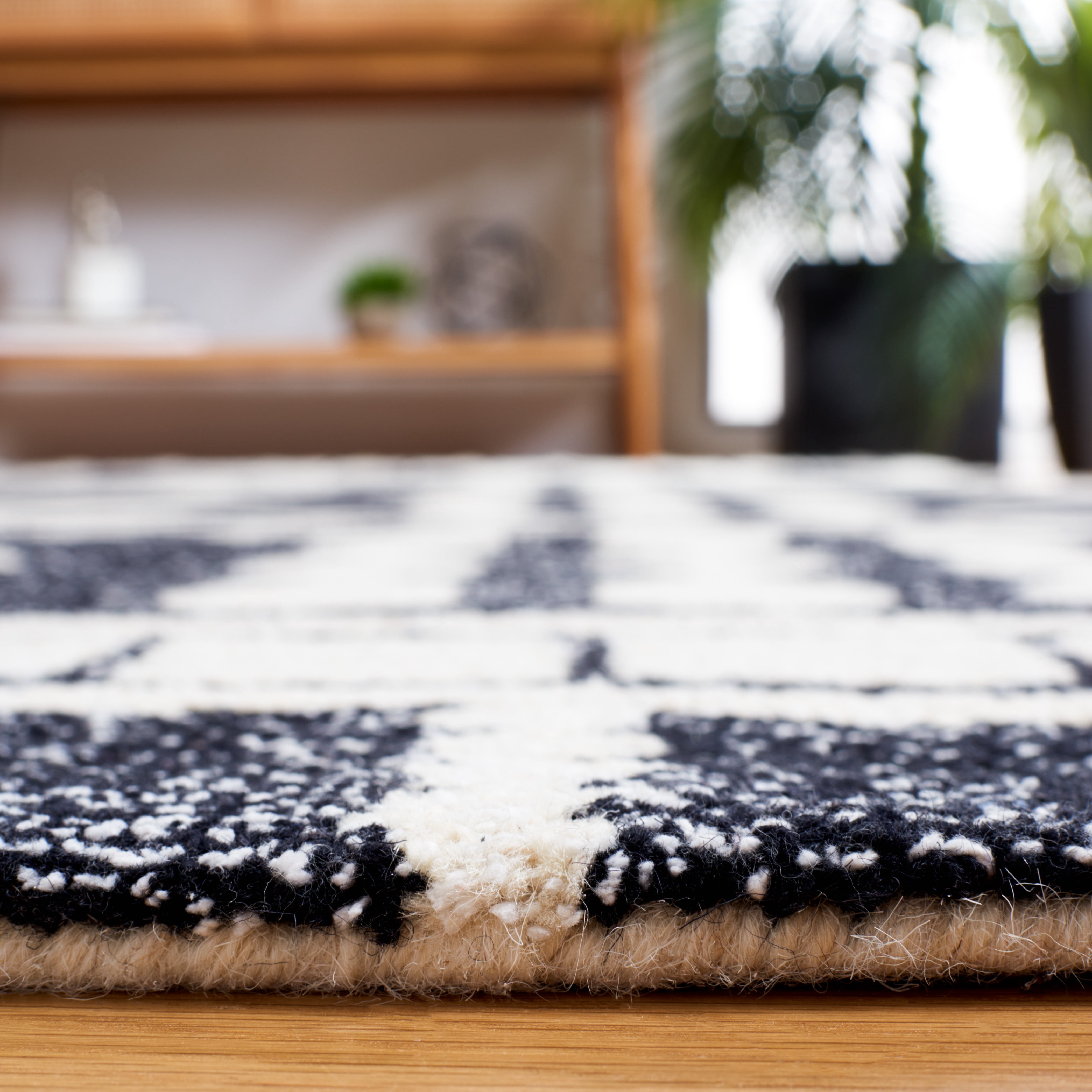 SAFAVIEH Capri Roger Southwestern Area Rug, Black/Ivory, 3' x 5'