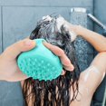 thumbnail image 3 of Cepillo de baño multifuncional para una limpieza y relajación máximas. Masajeador de champú para el cuero cabelludo de silicona verde, 3 of 8