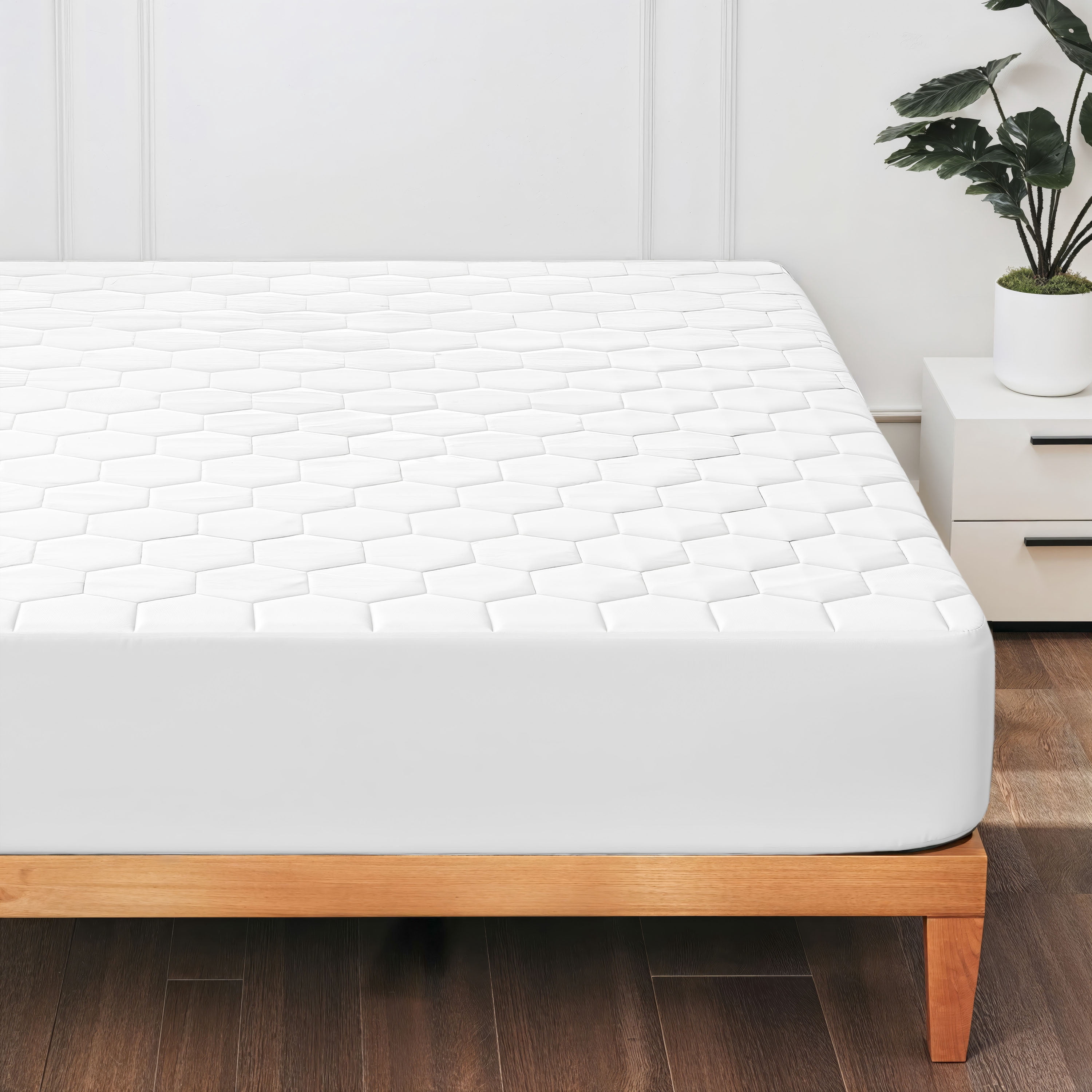 LammaLoe Queen Mattress Protector Waterproof, Softly Quilted Fitted Queen Mattress Pad, Deep Pocket Mattress Cover Queen Fits 8"-21", White