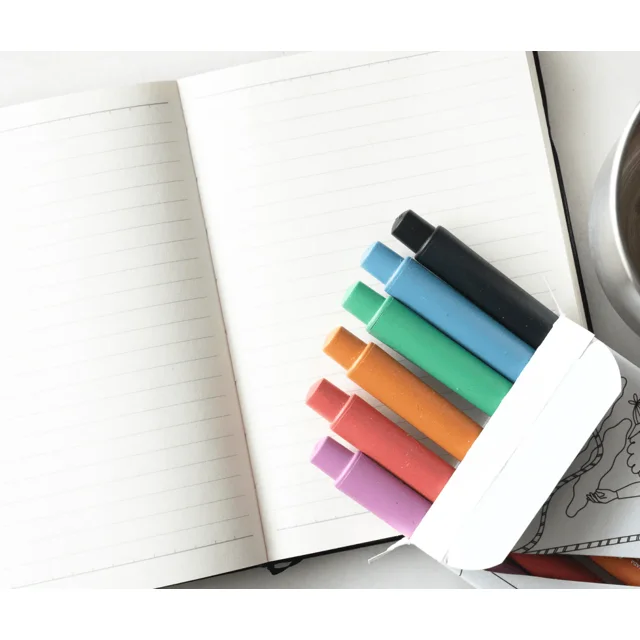 Ensemble de 6 Stylos par Ciklo, Incluant des Stylos Noirs, Bleus, Rouges, Verts, orange et Roses avec des Couleurs d'Encre Assorties. les Stylos Sont Partiellement Visibles dans une Boîte Blanche, Placés sur un Cahier Ouvert, Idéals pour les Fournitures de Bureau Ou l'École. Fabriqués avec du Plastique Recyclé et Produits en collaboration avec des Entreprises Canadiennes Locales, Soulignant l'Écoresponsabilité.