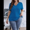 thumbnail image 4 of Camisa Informal de Corta con Cuello en V Cruzado, Color Liso, con Perforaciones y Diseño Cepillado para Mujer, Talla Grande Azul XXXL, 4 of 7