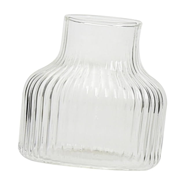 jarrón de cristal con diseño de rayas, estilo vintage, hecho a mano, para regalo estilo a Vista frontal de jarrón de cristal transparente con franjas verticales acanaladas, base cuadrada redondeada que se estrecha hacia un cuello corto y boquilla ligeramente inclinada; superficie lisa, fondo blanco, medidas 6.9 cm x 7 cm (2.72 x 2.76 in), ideal como centro de mesa para flores secas o frescas y como adorno para inauguraciones o regalos.