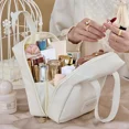 thumbnail image 2 of Bolsa de maquillaje portátil de PU, gran capacidad, bolsa de almacenamiento de cosméticos portátil de viaje con sentido avanzado, bolsa de lavado y maquillaje, 2 of 5