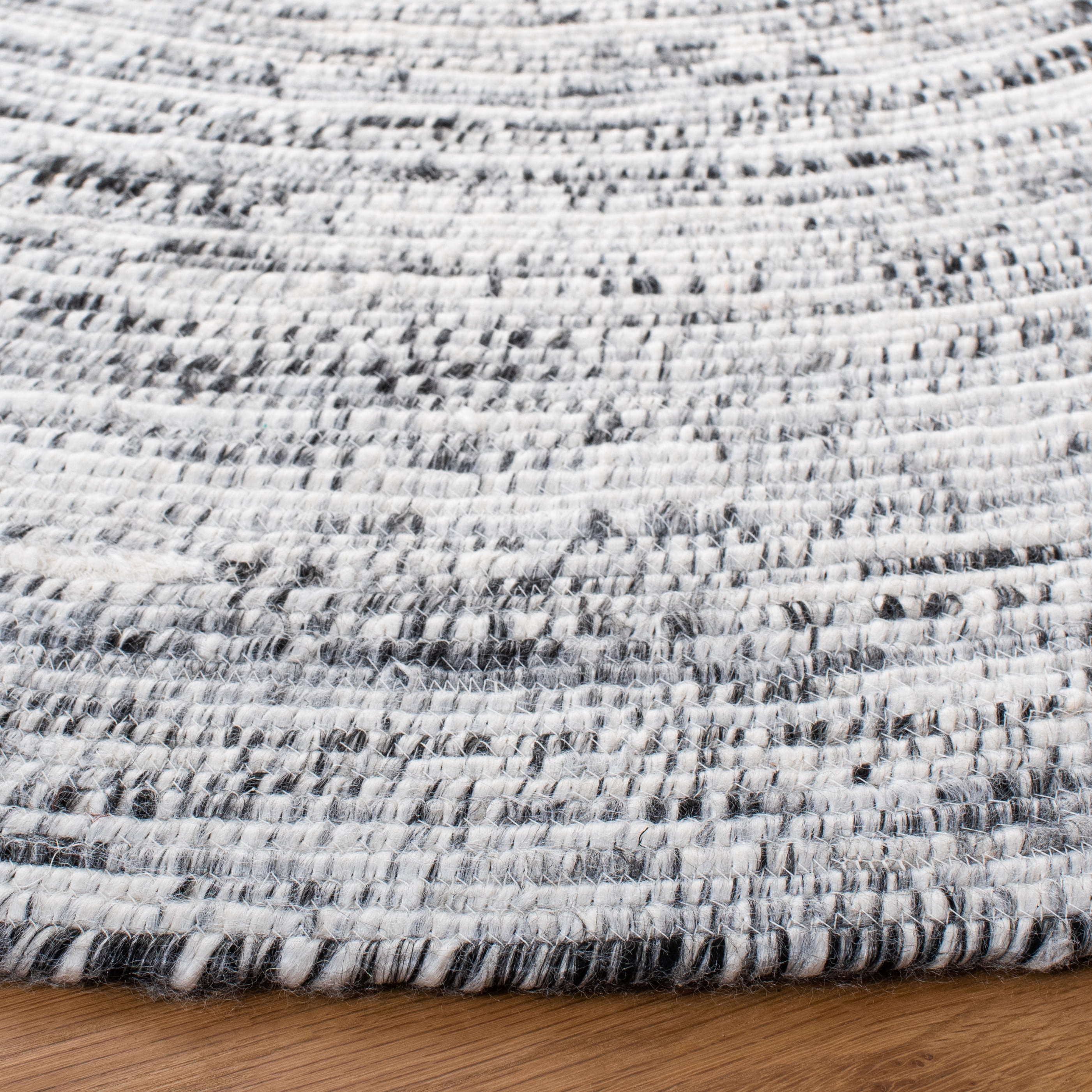 SAFAVIEH Braided Bernica Solid Polyester Reversible Area Rug, Ivory/Black, 4' x 4' Round