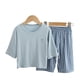 thumbnail image 2 of Una familia de cuatro padres e hijos usan ropa de hogar modal con aire acondicionado, pijama de pantalones cortos a cuadros de manga tres cuartos para niños medianos y grandes., 2 of 6