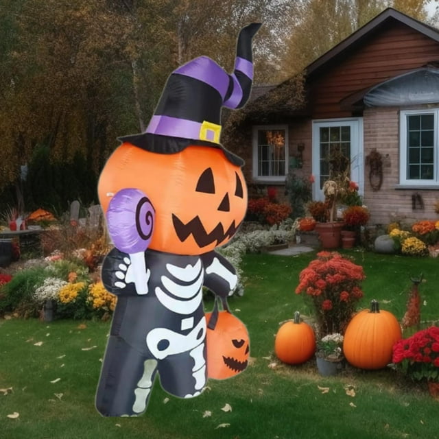 esqueleto de calabaza inflable perfecl decoración de halloween 6 pies multicolor, vista frontal 3/4 del inflable de 1.8 m con cabeza de calabaza naranja tallada y sombrero de bruja morado y negro, cuerpo negro con huesos blancos impresos, sostiene una paleta morada y un bol de dulces naranja; fondo de césped otoñal con calabazas y casa; incluye LEDs integrados y cable de alimentación (adaptador EE. UU.).