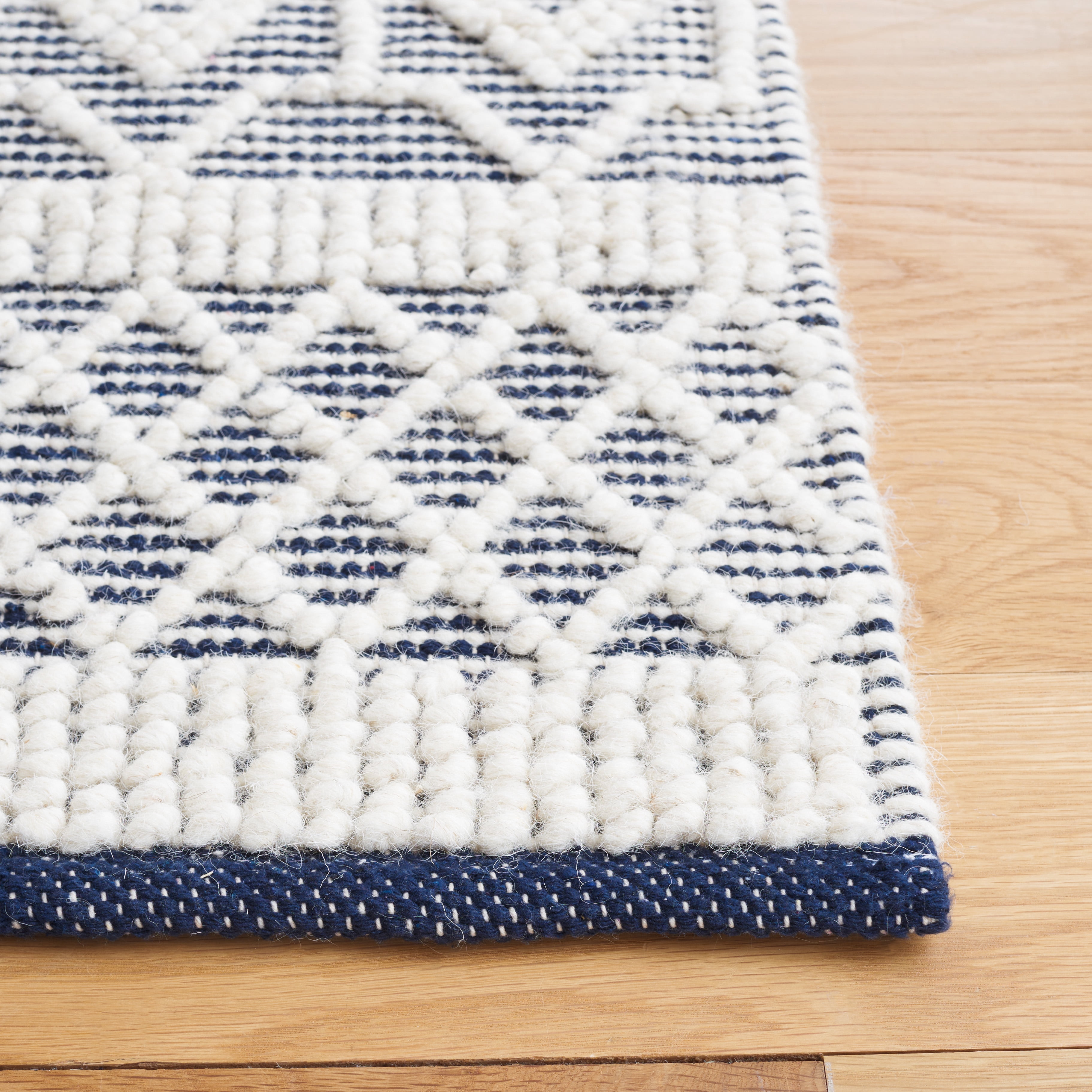 SAFAVIEH Natura Adamina Geometric Area Rug, Ivory/Navy, 5' x 8'