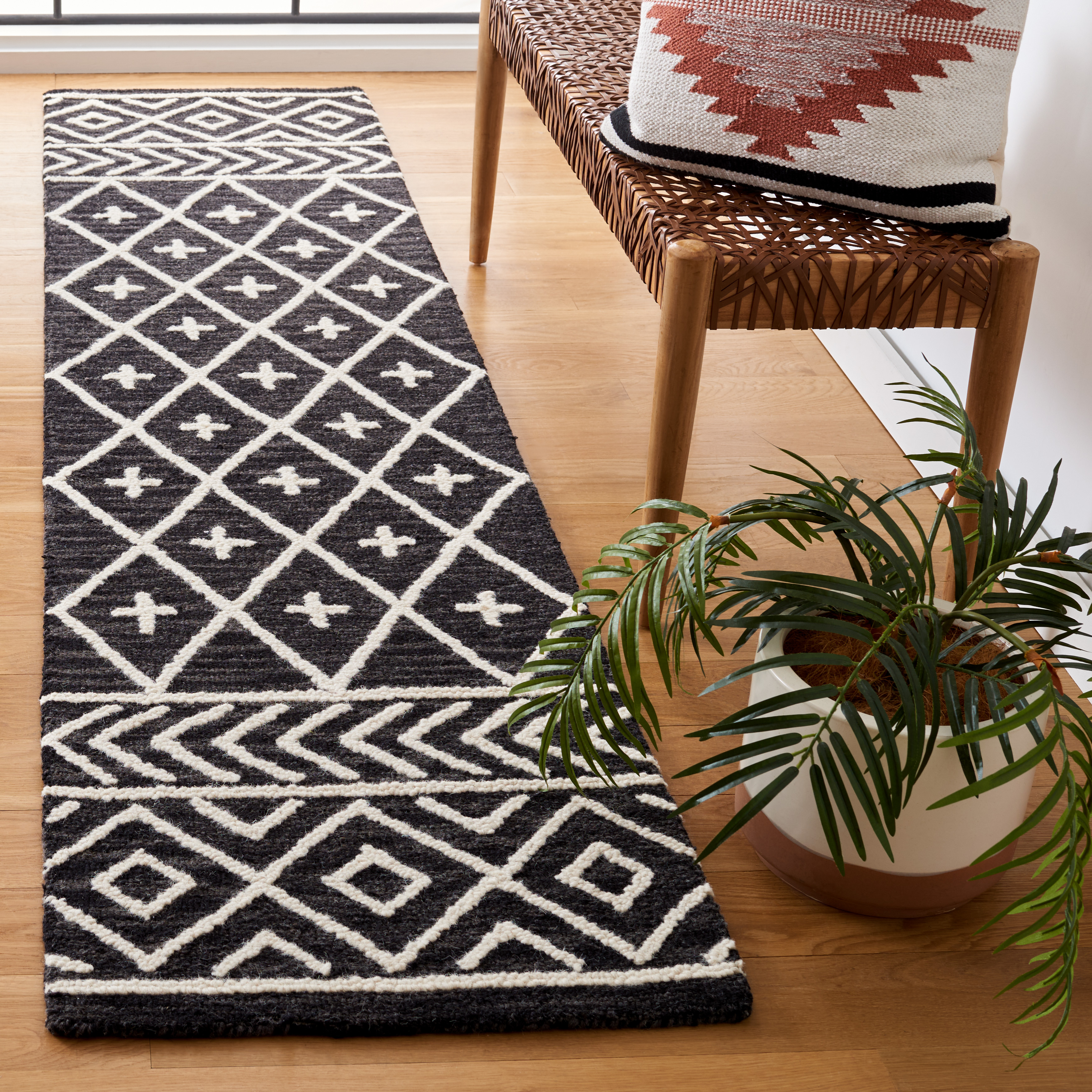 SAFAVIEH Metro Fletcher Medallion Runner Rug, Black/Ivory, 2' x 9'