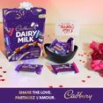 thumbnail image 3 of Boîte-cadeau Cadbury Dairy Milk, lait au chocolat et lait au chocolat avec raisins secs et amandes ou morceaux de friandises, tablettes de chocolat et friandises à saveur de chocolat,16 mini tablettes, 3 of 11