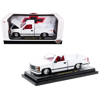 Jada Toys 1:24 2014 Chevrolet Silverado Pickup Truck with Dog