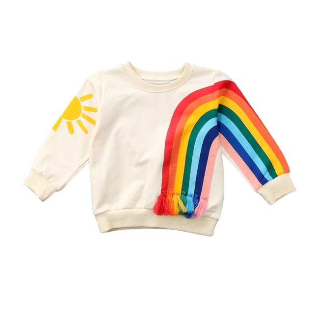 Fortune Chandails à Franges Arc-en-Ciel pour Tout-Petites Fille à Manches Longues, 1-6 Ans. Chandail en Coton Jaune Pâle à Col Rond, Manches Longues et Imprimés Arc-en-Ciel et Soleil Vibrants. Présente des accents de Franges 3D sur le Motif Arc-en-Ciel. Idéal pour les Vêtements pour Tout-Petites Fille, le Port Quotidien, les Sorties de Printemps et d'Automne, les Fêtes et les photos de Bébé. Offert en Tailles pour Âges de 1 à 6 Ans.