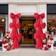 thumbnail image 4 of Lazo gigante de San Valentín para decorar paredes, puertas y ventanas | Grandes decoraciones románticas para fiestas, interiores y exteriores | Kit de decoración con lazo rosa y rojo DIY, 4 of 6