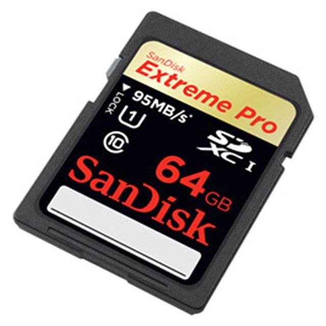 tarjeta de memoria sandisk extreme pro 64gb uhs-i/u3 sdxc 95mb/s tarjeta SDXC negra en vista 3/4 con etiqueta dorada y negra, marca SanDisk en rojo, capacidad '64GB' y marcaje '95MB/s' visibles, iconos UHS‑I y clase 10; compatible con cámaras y laptops y adecuada para grabar 4K y Full HD.