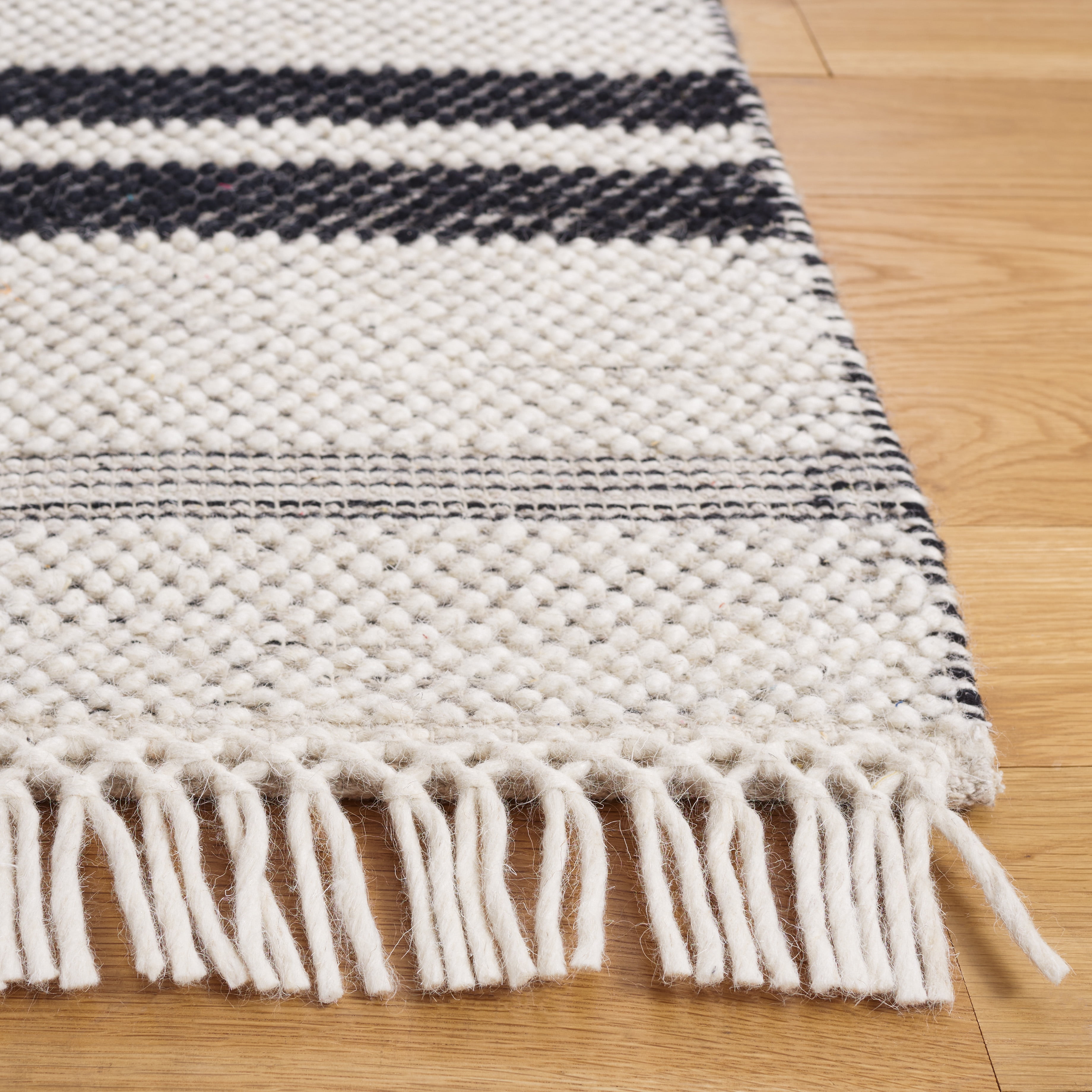 SAFAVIEH Natura Qendro Striped Area Rug, Ivory/Black, 4' x 6'