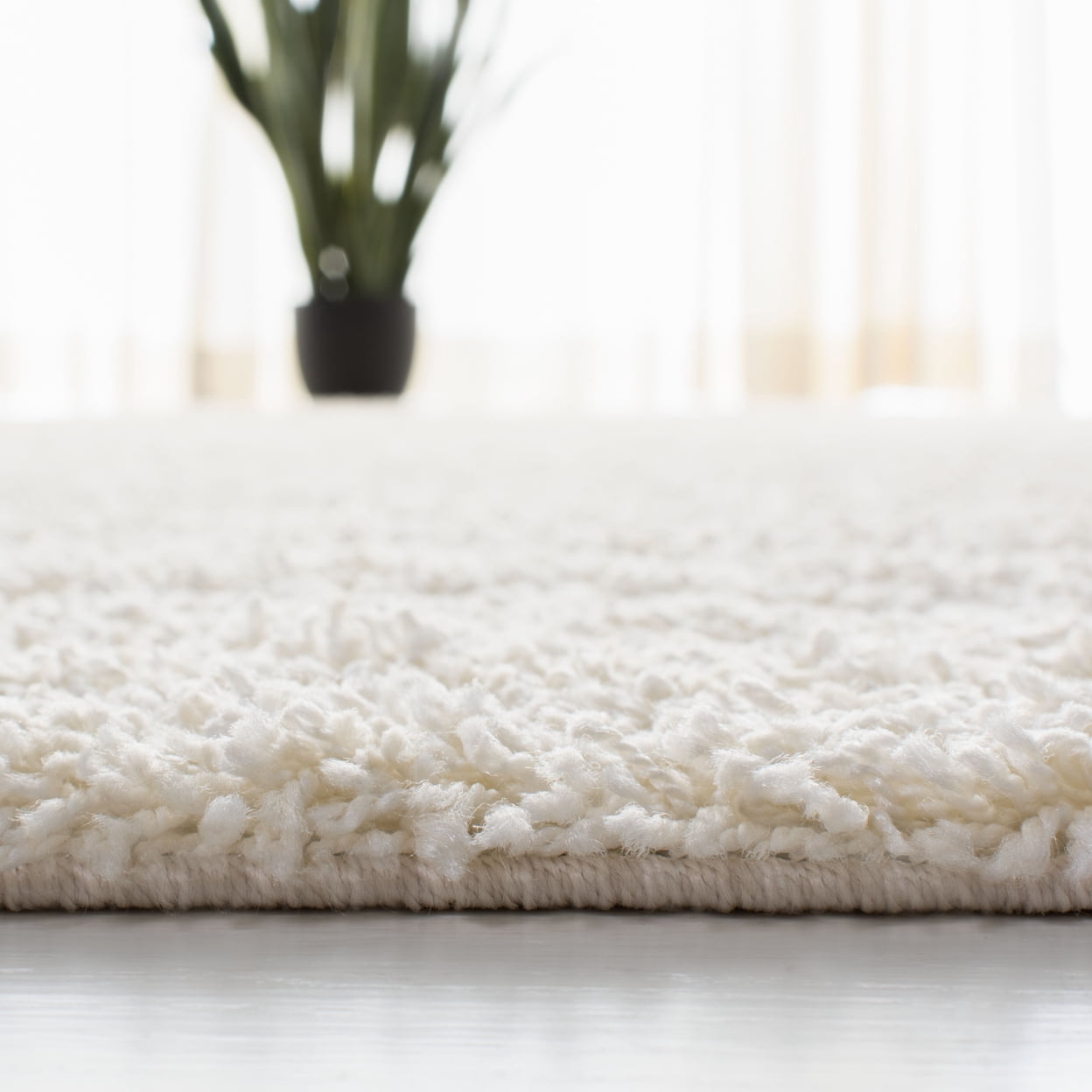 SAFAVIEH Primo Mason Solid Plush Shag Area Rug, Ivory, 4' x 6'