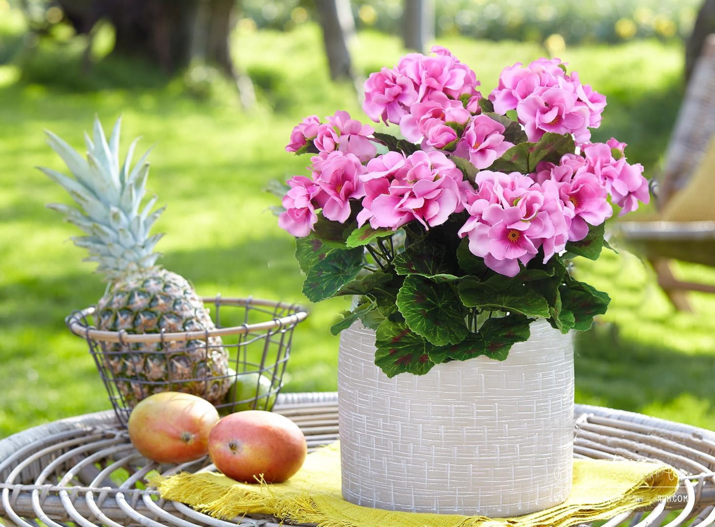2pcsArtificial Geraniums Silk Flowers Outdoor Artificial Red Geranium Bush Faux Flowers Red Geraniums for Floral Home Decor Indoor Garden Patio Grave Cemetary Vase Table Centerpiece