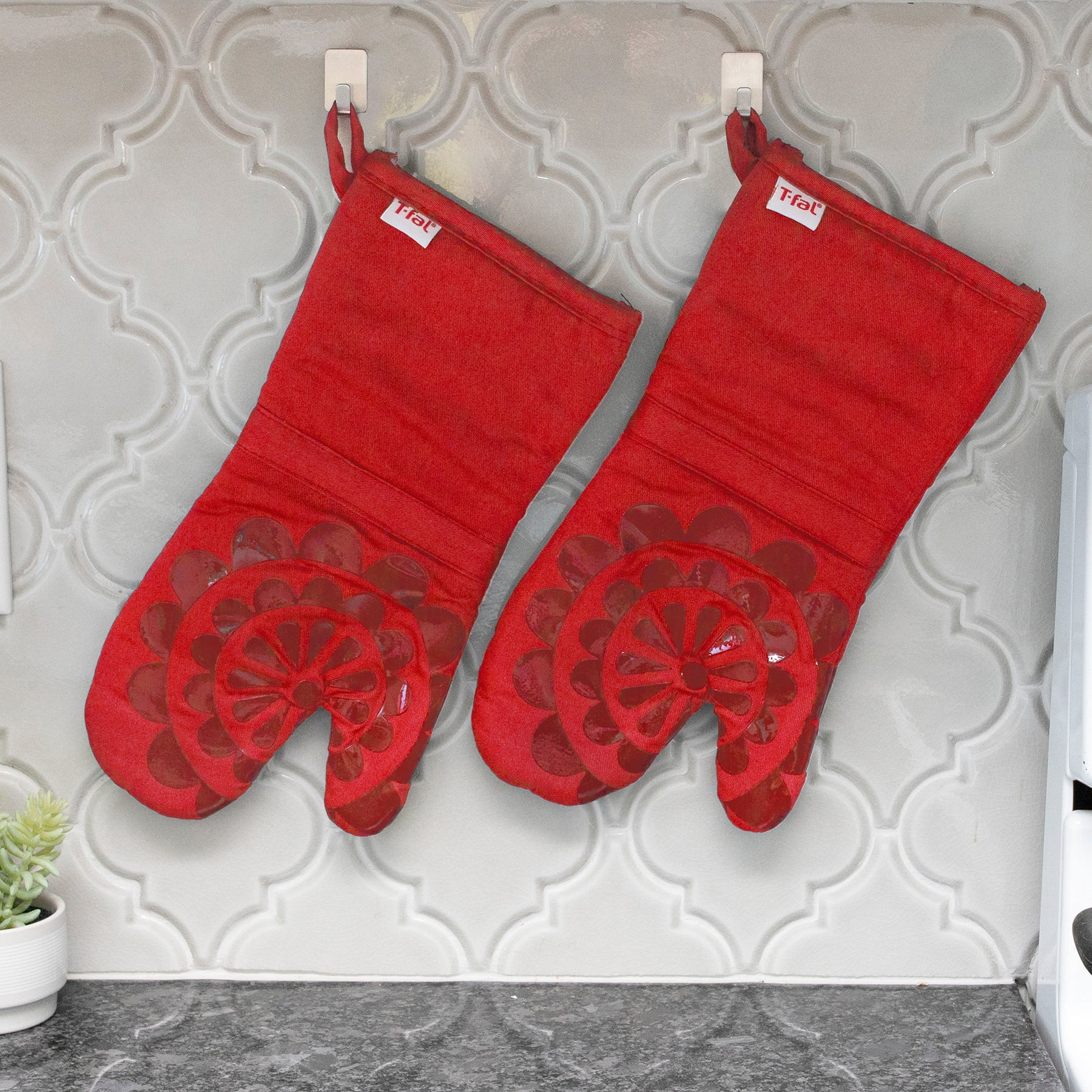 T-fal Medallion Print Silicone and Cotton Twill Oven Mitts, Two Pack, Red