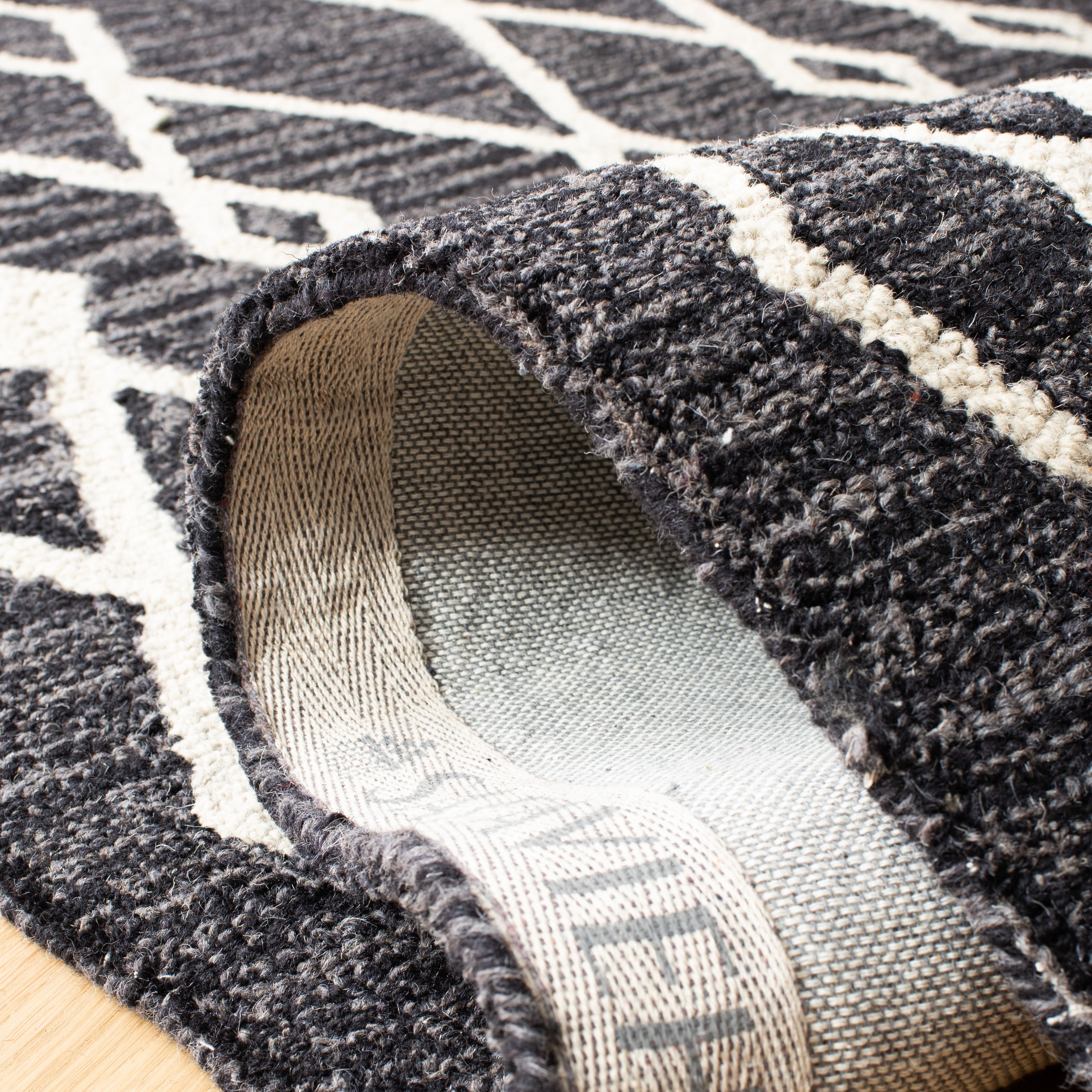 SAFAVIEH Micro-Loop Donella Geometric Wool Area Rug, Charcoal/Ivory, 2'6" x 5'