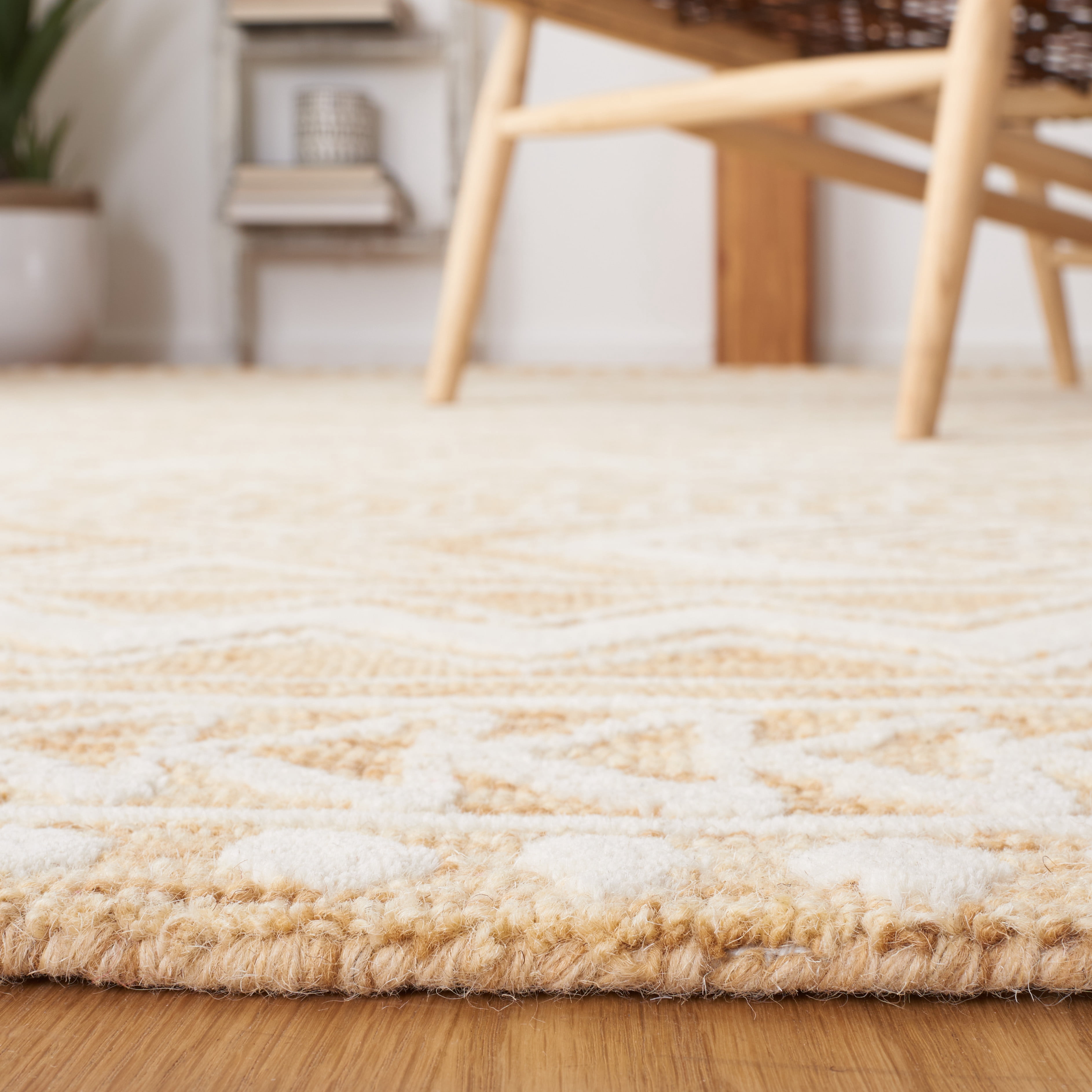 SAFAVIEH Metro Daria Medallion Area Rug, Gold/Ivory, 8' x 10'