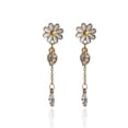 thumbnail image 1 of Arete largo moda mujer CYRA con flor margarita y mariposa, 1 of 3