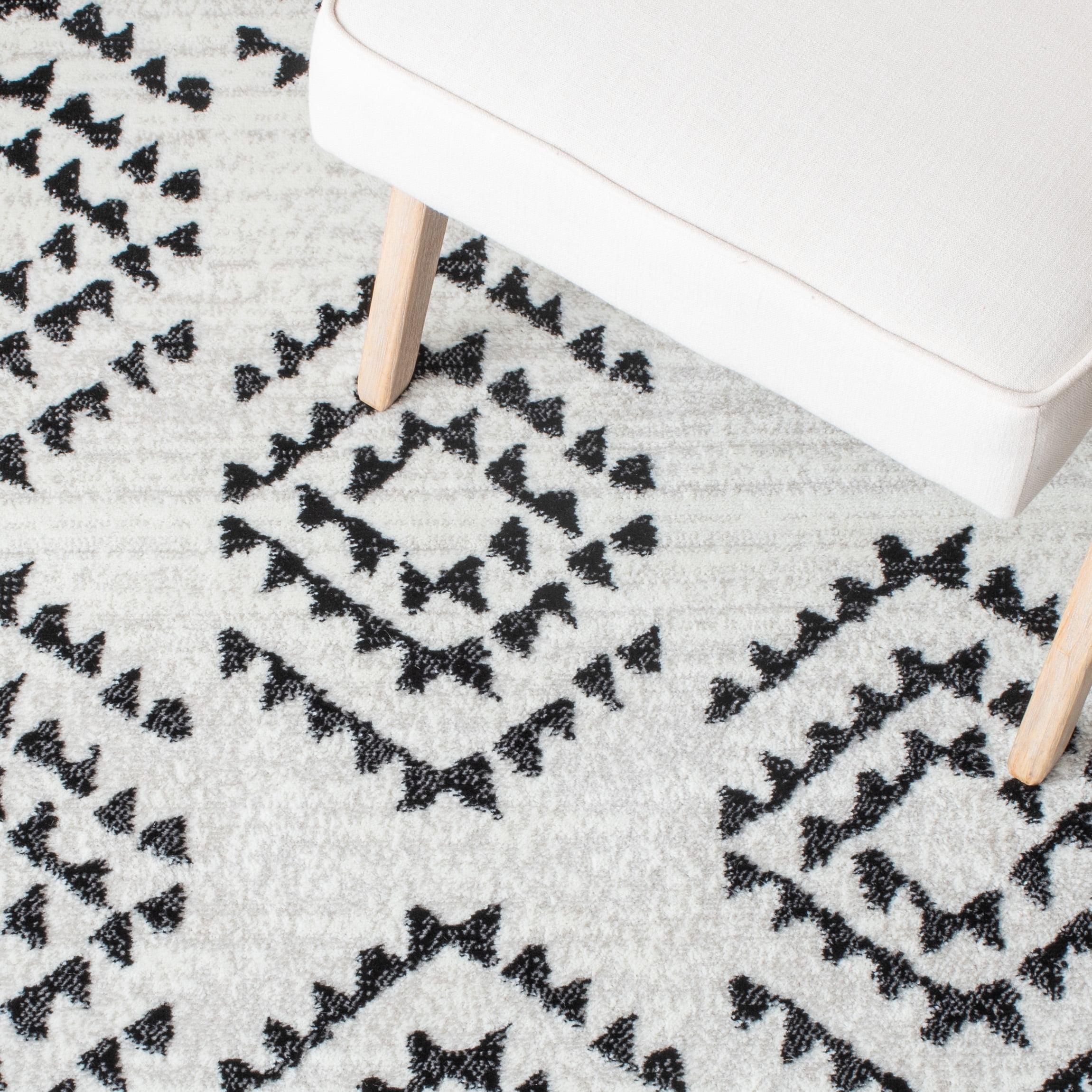 SAFAVIEH Skyler Kandace Oriental Area Rug, Ivory/Black, 4' x 6'