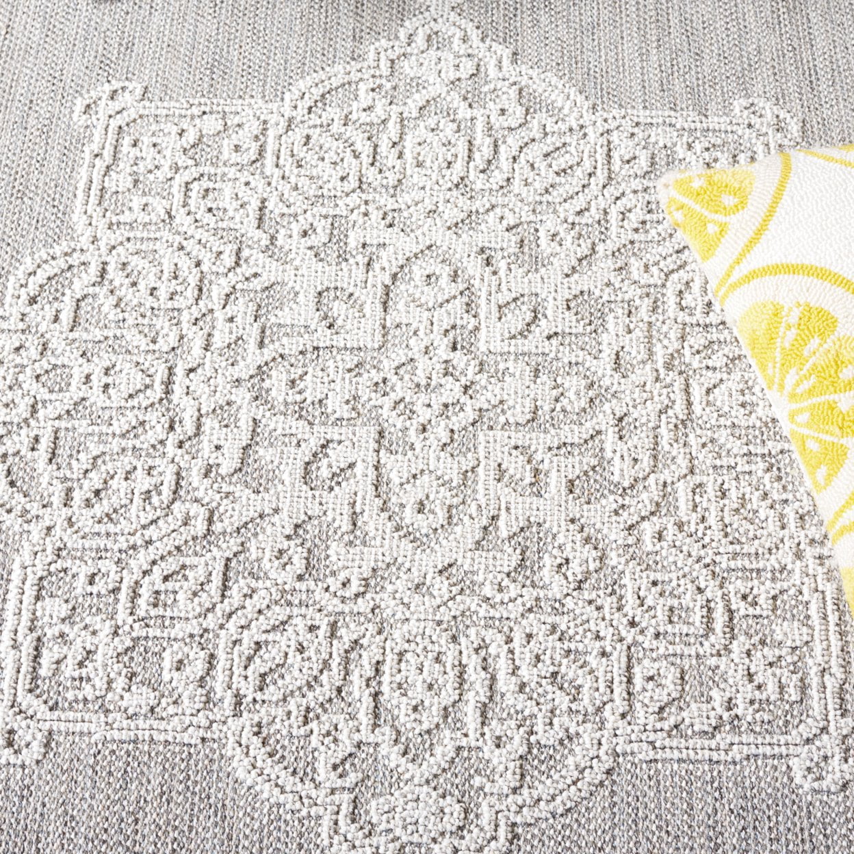 SAFAVIEH Global Vernon Abstract Indoor/Outdoor Area Rug, Grey/Ivory, 5'3" x 7'6"