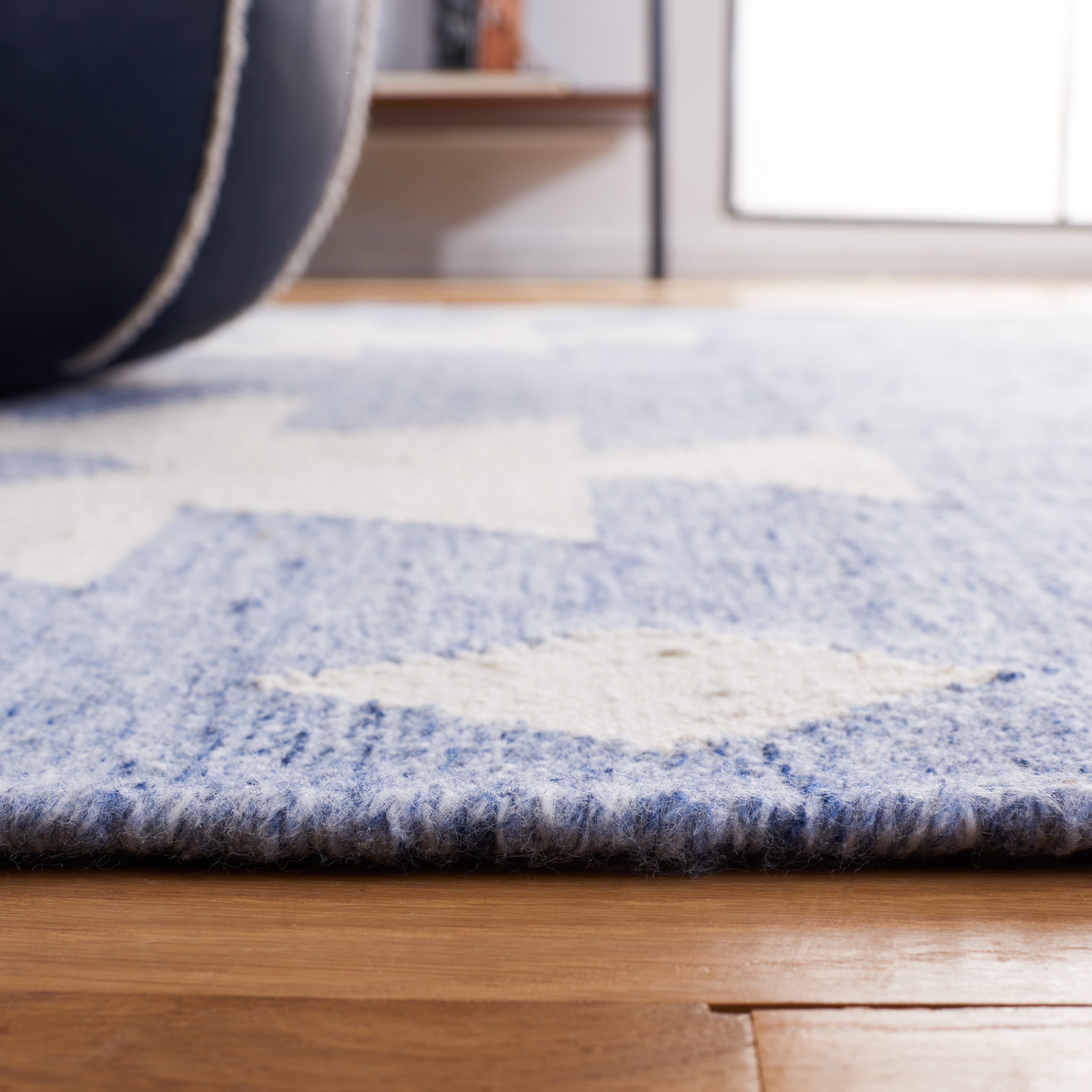 SAFAVIEH Kilim Trochez Geometric Area Rug, Blue/Ivory, 4' x 6'