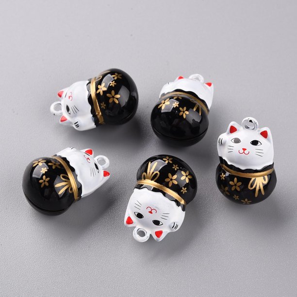 5 colgantes de campana de latón con forma de Maneki Neko/gato de la suerte, pintados al horno, adornos artesanales negros.