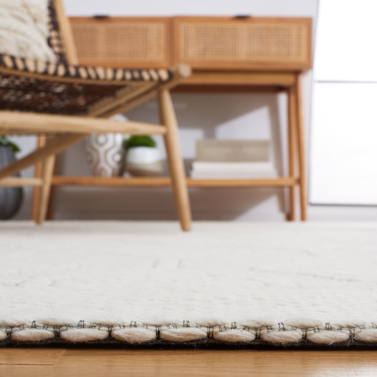 SAFAVIEH Marbella Sharalyn Bordered Area Rug, Ivory/Blue, 6' x 6' Square