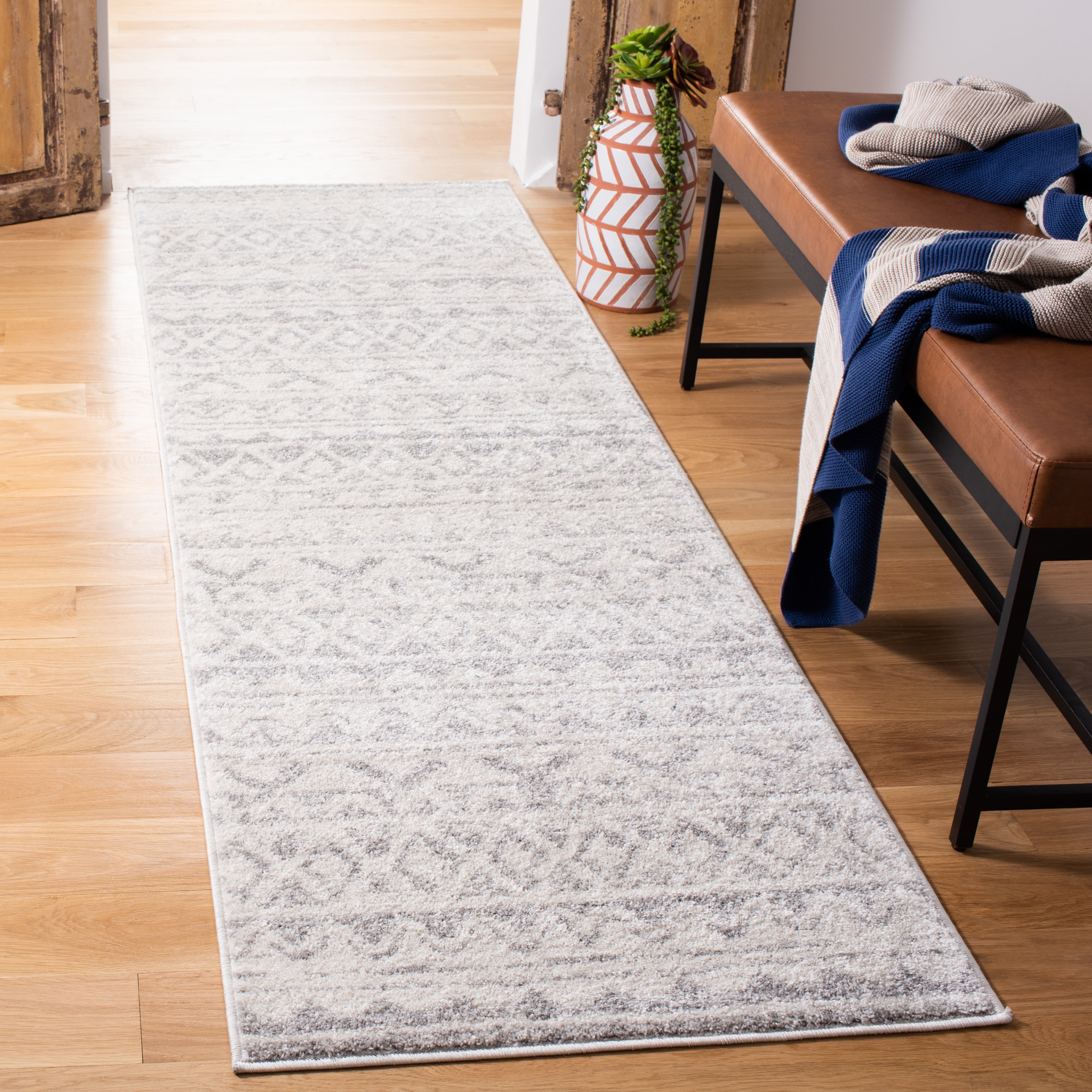 SAFAVIEH Adirondack Emil Southwestern Runner Rug, Ivory/Grey, 2'6" x 10'