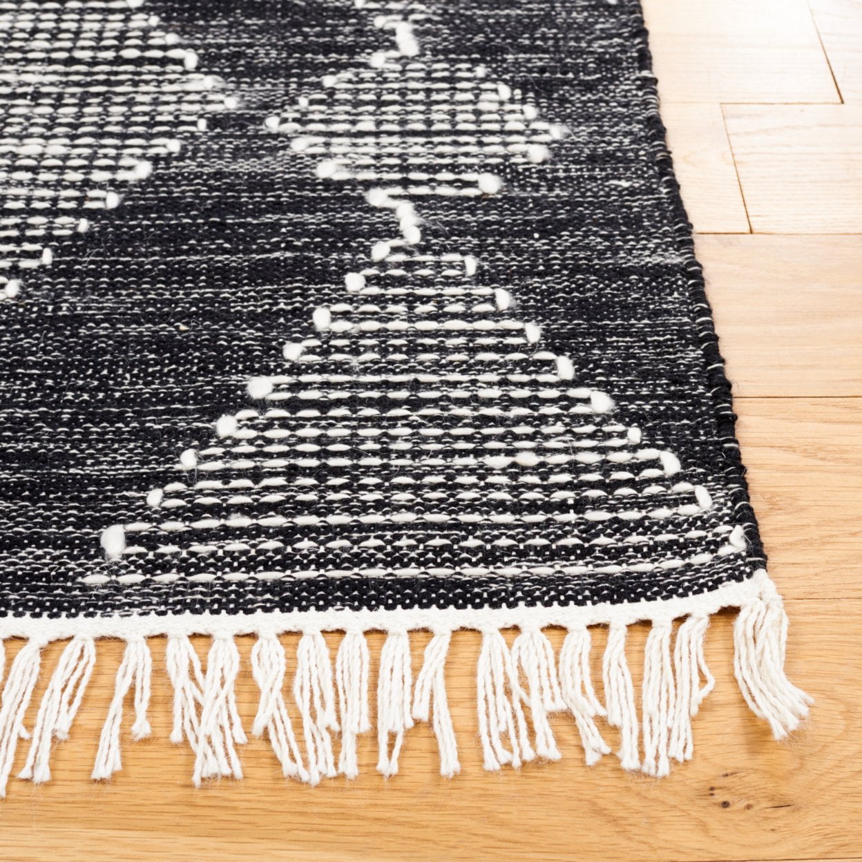 SAFAVIEH Kilim Angel Diamond Polyester Area Rug, Black/Ivory, 8' x 10'