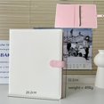 thumbnail image 1 of Álbum de fotos de 3 pulgadas con cuatro cuadrículas y hojas sueltas con hebilla magnética de PU en combinación de colores rosa y blanco para guardar tarjetas pequeñas, 1 of 5