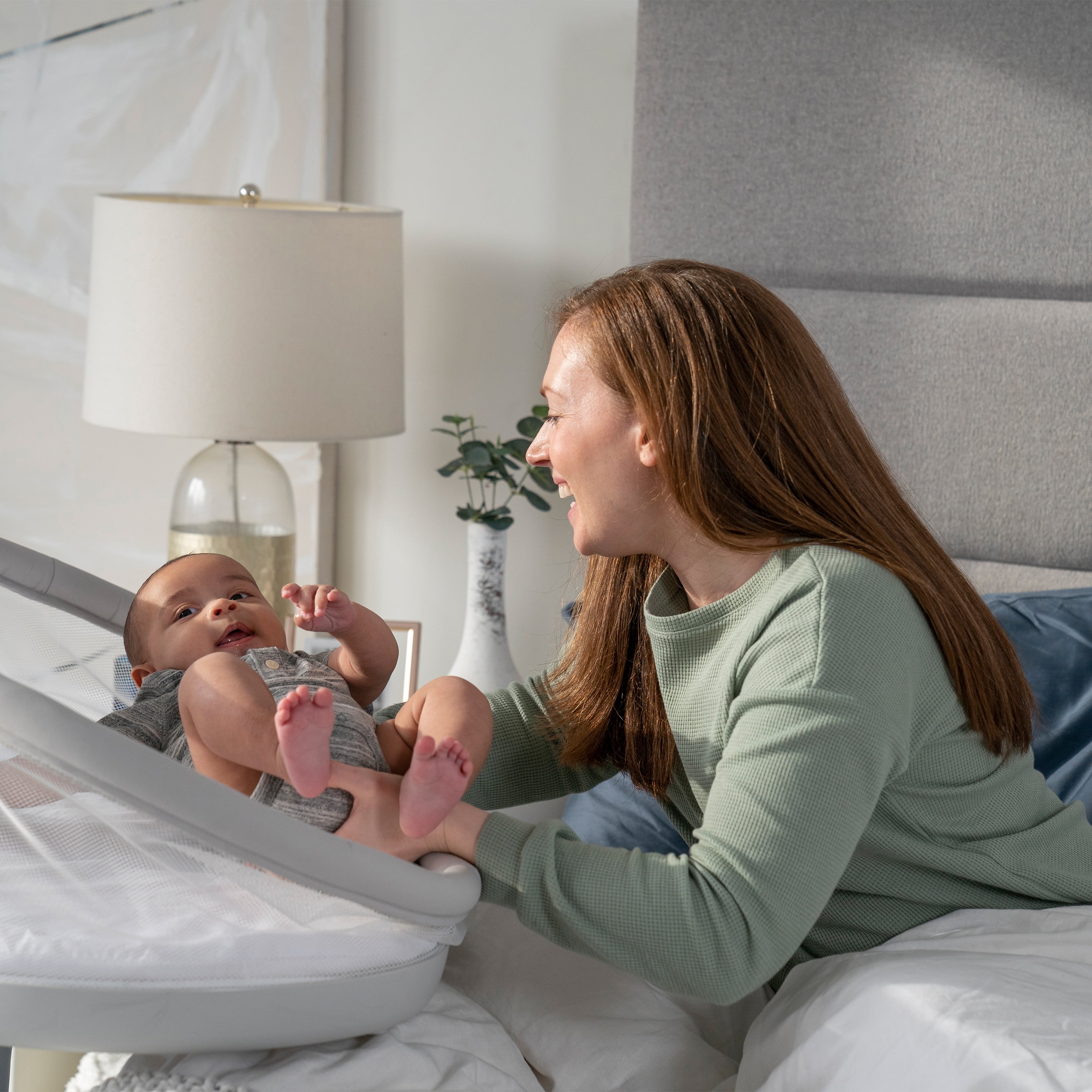 HALO BassiNest Swivel Sleeper 3.0, Over-Bed Baby Bassinet with 360 Rotation, Adjustable Height, Breathable Mesh, Safe Close Sleeping, Lowering Wall for Easy Access, Portable Nest