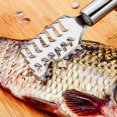 thumbnail image 3 of Báscula de pescado de acero inoxidable, raspador de escamas de pescado de 2 piezas, diseño profesional de dientes de pescado, más rápido y fácil de pelar escamas de pescado Rojo Verde, 3 of 5