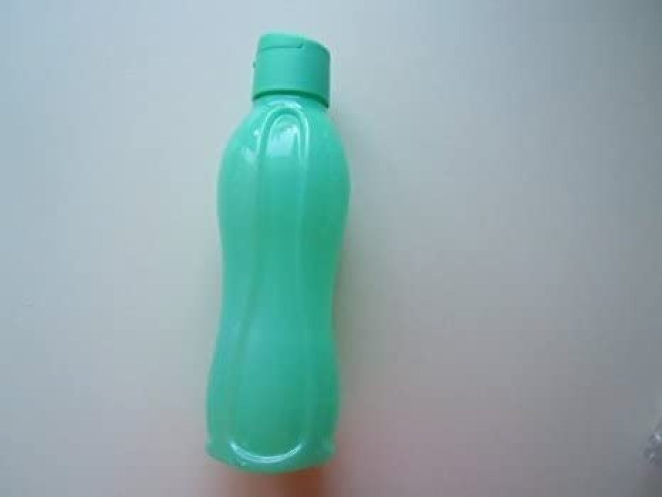 tupperware eco friendly water bottle Turquish green sports beverage 25 oz 