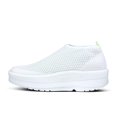 thumbnail image 3 of Zapato de recuperación OOFOS Omega Chukka para mujer, talla 9.5, color blanco, 3 of 7