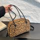 thumbnail image 3 of Bolso de mano retro con diseño de leopardo para mujer, novedad de otoño e invierno de 2025, bolso de mano de gran capacidad para ir al trabajo, bolso de hombro tipo axila., 3 of 5